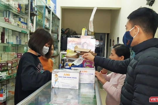 Khẩu trang y tế và nước rửa tay là mặt hàng hiện vẫn đang chưa đủ đáp ứng nhu cầu phòng dịch của người dân. Ảnh: Anh Lê