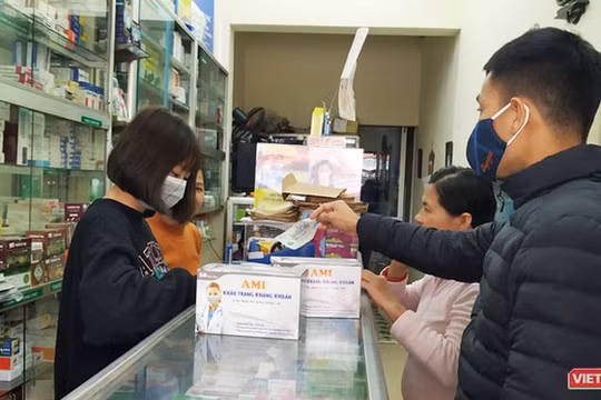 Khẩu trang y tế và nước rửa tay là mặt hàng hiện vẫn đang chưa đủ đáp ứng nhu cầu phòng dịch của người dân. Ảnh: Anh Lê