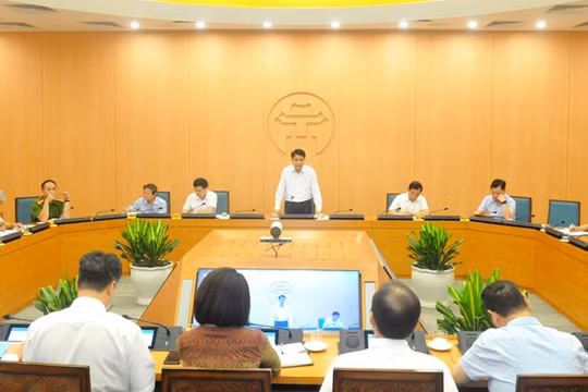 Chủ tịch UBND TP. Hà Nội Nguyễn Đức Chung trao đổi tại cuộc họp giao ban trực tuyến về phòng, chống COVID-19. Ảnh: Hanoi.gov.vn