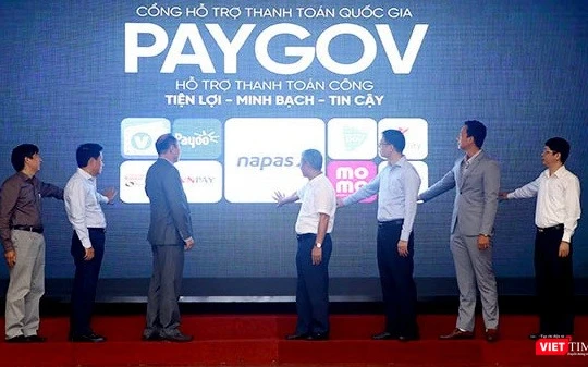 Thứ trưởng Bộ TT&TT Nguyễn Thành Hưng và các đại biểu thực hiện nghi thức ra mắt Cổng hỗ trợ thanh toán quốc gia PayGov. Ảnh: H.Phương.