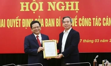Ông Nguyễn Văn Bình - Ủy viên Bộ Chính trị, Bí thư Trung ương Đảng, Trưởng Ban Kinh tế Trung ương - trao Quyết định bổ nhiệm cho ông Nguyễn Đức Hiển. Ảnh: Ban Kinh tế Trung ương. 