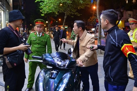 Một người chống đối việc thổi vào máy đo. Ảnh; Hiệp Bình.