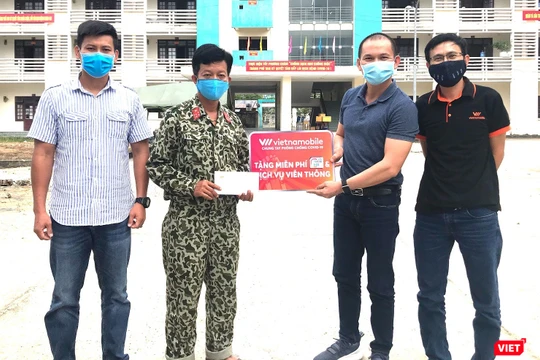 Đại diện Vietnamobile trao tặng sim Trọn đời tại điểm cách ly y tế tập trung trường Cao đăng Y tế Quảng Nam. Ảnh: Hoa Bùi