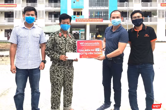 Đại diện Vietnamobile trao tặng sim Trọn đời tại điểm cách ly y tế tập trung trường Cao đăng Y tế Quảng Nam. Ảnh: Hoa Bùi