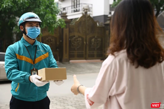 Trước khi giao hàng đến tay người nhận, hàng hóa sẽ được khử khuẩn lần thứ hai để đảm bảo an toàn.