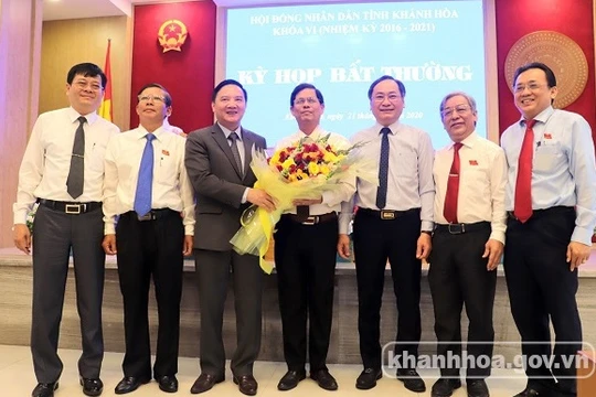 Ông Nguyễn Khắc Định - Ủy viên Trung ương Đảng, Bí thư Tỉnh ủy (thứ 3 từ trái qua) cùng các vị lãnh đạo tỉnh tặng hoa, chúc mừng ông Nguyễn Tấn Tuân (đứng giữa) được bầu làm Chủ tịch UBND tỉnh. Ảnh: Cổng thông tin điện tử tỉnh Khánh Hòa