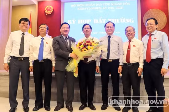 Ông Nguyễn Khắc Định - Ủy viên Trung ương Đảng, Bí thư Tỉnh ủy (thứ 3 từ trái qua) cùng các vị lãnh đạo tỉnh tặng hoa, chúc mừng ông Nguyễn Tấn Tuân (đứng giữa) được bầu làm Chủ tịch UBND tỉnh. Ảnh: Cổng thông tin điện tử tỉnh Khánh Hòa