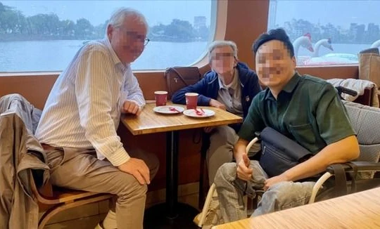 Bị đuổi khỏi quán ăn vì ngồi xe lăn: Công an Hà Nội vào cuộc 