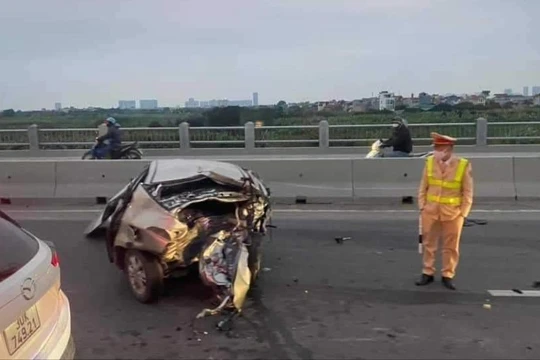 Tai nạn trên cầu Vĩnh Tuy, ô tô văng xa 20 mét