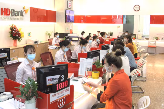 Thời gian HDBank cho khách hàng được ân hạn trả nợ gốc tùy theo khoản vay, tối thiểu từ 12 tháng, 18 tháng hoặc lên tới 24 tháng.