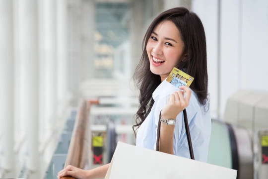 Chủ thẻ SHB Visa và SHB Mastercard có thể thoải mái vi vu suốt tuần mà không lo về giá