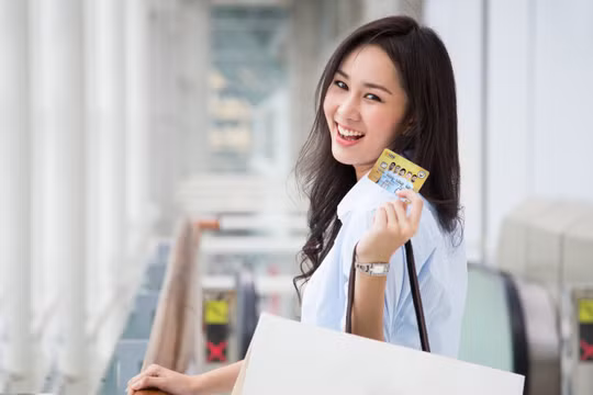 Chủ thẻ SHB Visa và SHB Mastercard có thể thoải mái vi vu suốt tuần mà không lo về giá