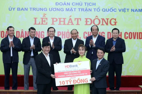 Lãnh đạo HDBank trao tiền hỗ trợ công tác phòng chống dịch Covid-19 và ủng hộ đồng bào bị thiệt hại do hạn hán, xâm nhập mặn