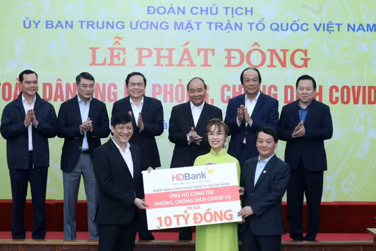 Lãnh đạo HDBank trao tiền hỗ trợ công tác phòng chống dịch Covid-19 và ủng hộ đồng bào bị thiệt hại do hạn hán, xâm nhập mặn