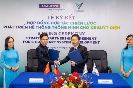 Ông Nguyễn Văn Thanh – Phó Tổng giám đốc VinBus (bên trái) và ông Đỗ Đức Hậu – Tổng giám đốc Advantech VN (bên phải) ký Hợp đồng hợp tác chiến lược phát triển hệ thống quản lý điều hành xe buýt thông minh