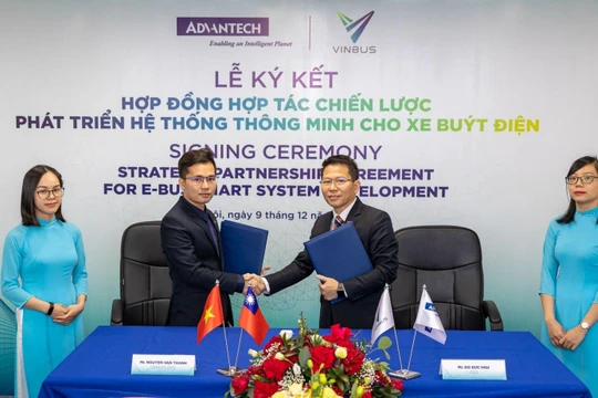 Ông Nguyễn Văn Thanh – Phó Tổng giám đốc VinBus (bên trái) và ông Đỗ Đức Hậu – Tổng giám đốc Advantech VN (bên phải) ký Hợp đồng hợp tác chiến lược phát triển hệ thống quản lý điều hành xe buýt thông minh
