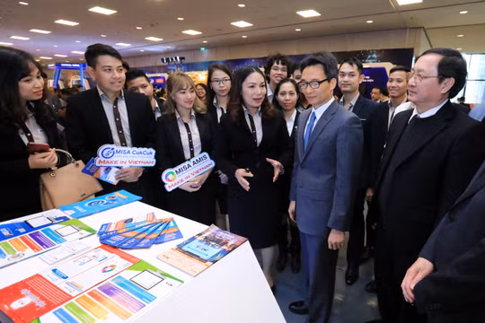 Ghé thăm gian hàng triển lãm của MISA, Phó Thủ tướng Vũ Đức Đam đã dành nhiều lời khen cho sự kiên trì và tinh thần làm sản phẩm Make in Viet Nam của MISA suốt 26 năm qua