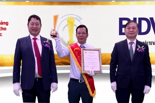 Ông Nguyễn Thanh Long – Giám Đốc TT CNTT nhận giải Ứng dụng hỗ trợ bán hàng trên thiết bị di động cho khách hàng tổ chức-B.Sales