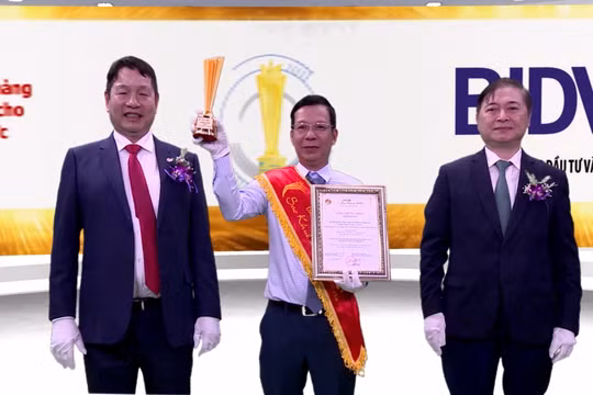 Ông Nguyễn Thanh Long – Giám Đốc TT CNTT nhận giải Ứng dụng hỗ trợ bán hàng trên thiết bị di động cho khách hàng tổ chức-B.Sales