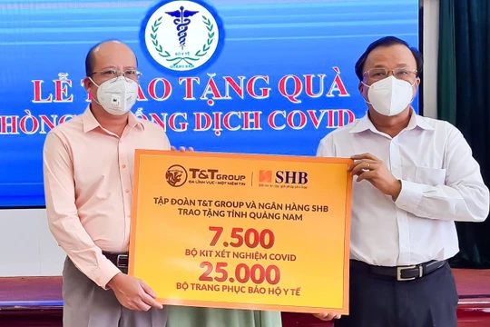 Đại diện Tập đoàn T&T Group và Ngân hàng SHB trao tặng các thiết bị y tế/ sinh phẩm cho Ts. Bs. Mai Văn Mười, Phó Giám đốc Sở Y tế tỉnh Quảng Nam