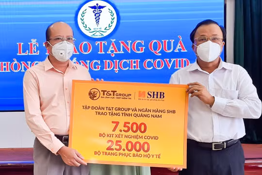 Đại diện Tập đoàn T&T Group và Ngân hàng SHB trao tặng các thiết bị y tế/ sinh phẩm cho Ts. Bs. Mai Văn Mười, Phó Giám đốc Sở Y tế tỉnh Quảng Nam
