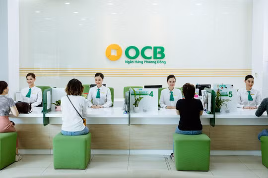 Từ ngày 10/6 -10/9, bất kỳ khách hàng nào gửi tiết kiệm dịp này đều được OCB tặng quà ngay tại quầy và cấp mã số dự thưởng