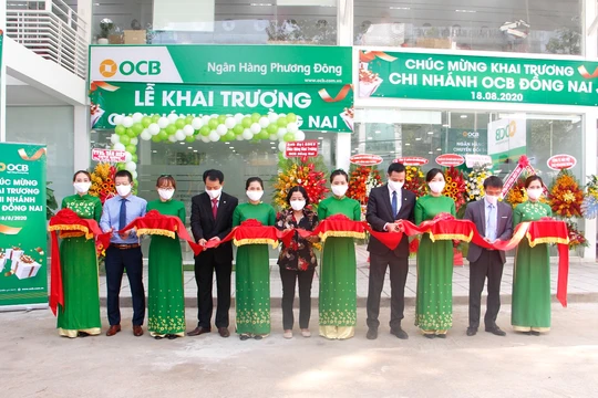 Đại diện lãnh đạo OCB và khách hàng, thực hiện nghi thức cắt băng khai trương trụ sở mới chi nhánh Đồng Nai