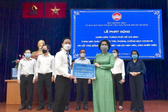 Chủ tịch HĐQT SCB trao tặng 1,3 tỷ đồng cho MTTQ