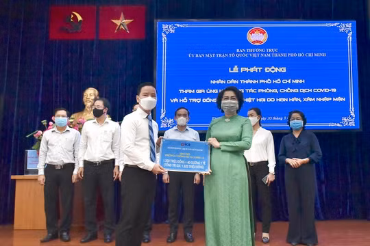 Chủ tịch HĐQT SCB trao tặng 1,3 tỷ đồng cho MTTQ