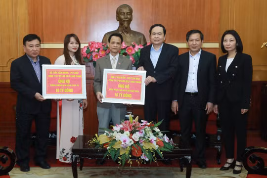 Đại diện Công ty Golf Long Thành trao tặng số tiền 20 tỷ đồng.