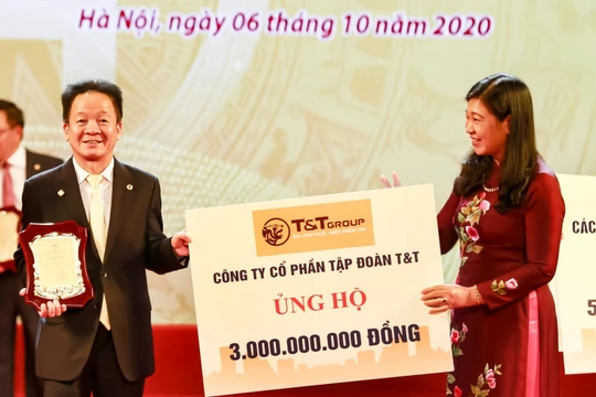 Chủ tịch HĐQT kiêm TGĐ Tập đoàn T&T Group - Ông Đỗ Quang Hiển trao ủng hộ Quỹ Vì người nghèo của thành phố Hà Nội