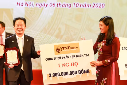 Chủ tịch HĐQT kiêm TGĐ Tập đoàn T&T Group - Ông Đỗ Quang Hiển trao ủng hộ Quỹ Vì người nghèo của thành phố Hà Nội