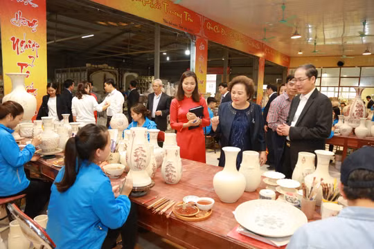 Với tâm huyết của mình, Madame Nguyễn Thị Nga - Chủ tịch Tập đoàn BRG định hướng phát triển Gốm Chu Đậu trở thành một trong những biểu tượng Quốc gia