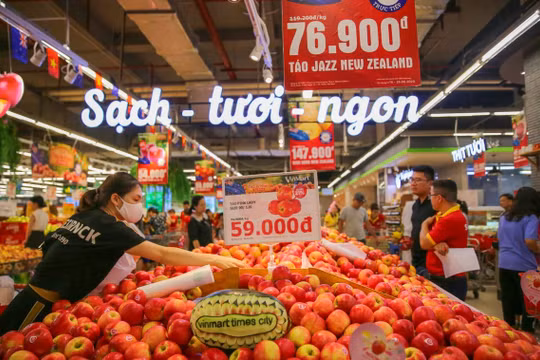 Các sản phẩm táo và Kiwi tươi ngon được VinMart/ VinMart+ bán với giá ưu đãi giảm giá từ 20% - 30%