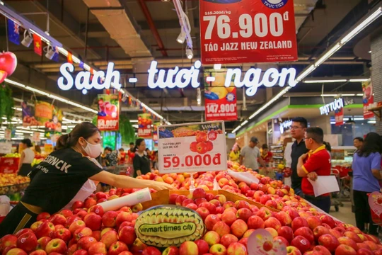 Các sản phẩm táo và Kiwi tươi ngon được VinMart/ VinMart+ bán với giá ưu đãi giảm giá từ 20% - 30%