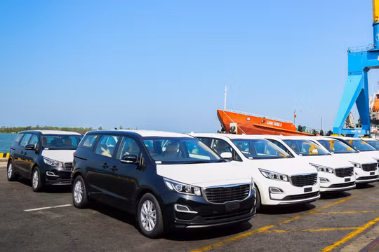 Lô xe Kia Grand Carnival được đưa vô container tại Khu công nghiệp THACO Chu Lai (Quảng Nam) để xuất khẩu sang Thái Lan.