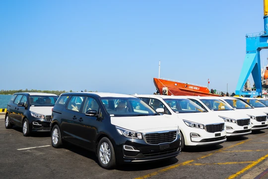 Lô xe Kia Grand Carnival được đưa vô container tại Khu công nghiệp THACO Chu Lai (Quảng Nam) để xuất khẩu sang Thái Lan.