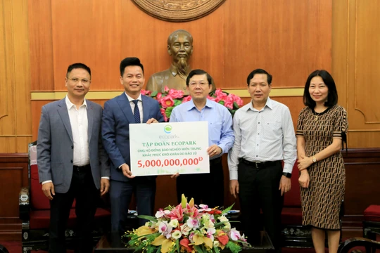 Ông Trần Quốc Việt – Tổng Giám đốc Tập đoàn Ecopark (bên trái) trao số tiền hỗ trợ cho đồng bào miền Trung thông qua Ủy ban Trung ương Mặt trận Tổ quốc Việt Nam.