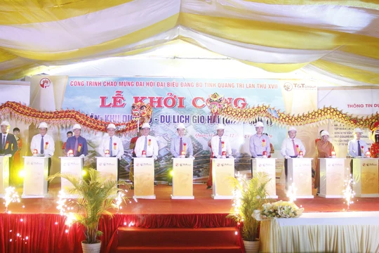 Đại diện chủ đầu tư và các đại biểu thực hiện nghi lễ khởi công dự án Khu dịch vụ - du lịch Gio Hải