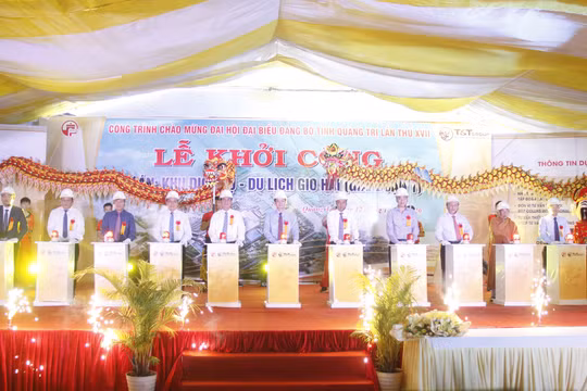 Đại diện chủ đầu tư và các đại biểu thực hiện nghi lễ khởi công dự án Khu dịch vụ - du lịch Gio Hải