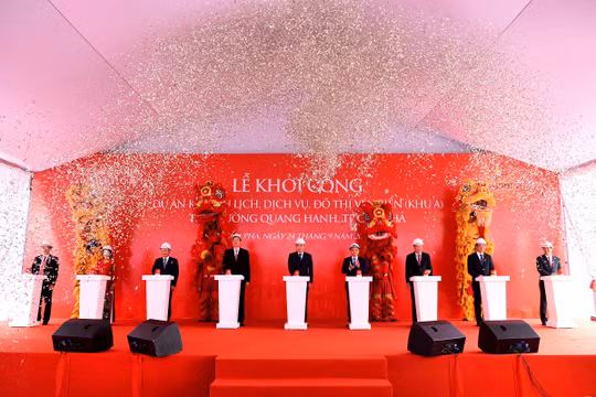 Các đại biểu bấm nút khởi công Khu A - Dự án khu du lịch, dịch vụ, đô thị ven biển Quang Hanh, TP Cẩm Phả, Quảng Ninh