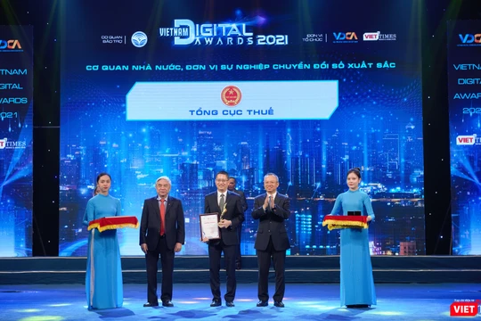 Ông Phạm Quang Toàn - Cục trưởng Cục công nghệ thông tin - Tổng cục Thuế tại lễ trao Giải thưởng Chuyển đổi số Việt Nam năm 2021 (VDA 2021)
