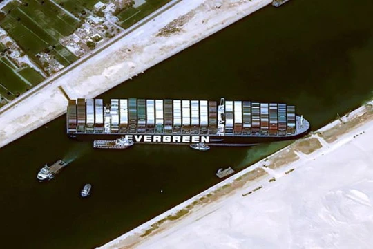 Siêu tàu Ever Given của hàng EverGreen chắn ngang kênh đào Suez (Ảnh: Reuters)