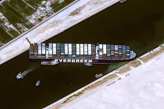 Siêu tàu Ever Given của hàng EverGreen chắn ngang kênh đào Suez (Ảnh: Reuters)