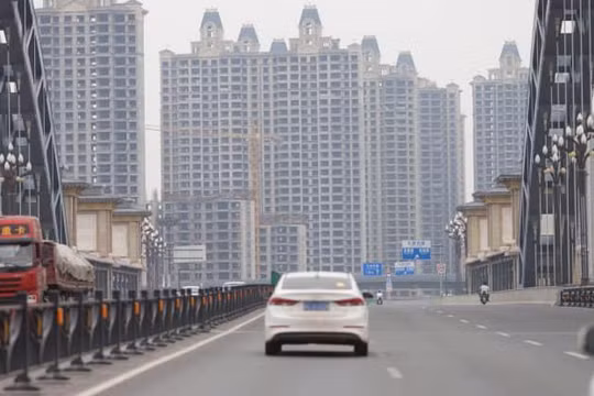 Một dự án bất động sản còn chưa hoàn thiện của Evergrande ở Lạc Dương, Trung Quốc, tháng 9/2021 - Ảnh: Reuters.