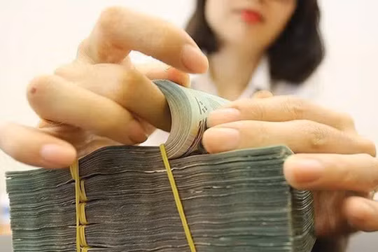 Tại sao Việt Nam không thể “phóng tay” nới lỏng tiền tệ?