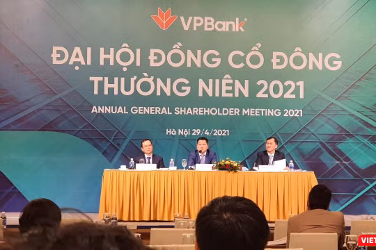 Chủ tịch VPBank Ngô Chính Dũng (ngồi giữa) làm Chủ toạ tại ĐHĐCĐ thường niên năm 2021 của VPBank