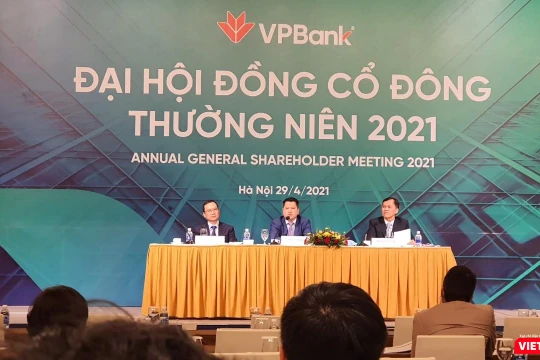 Chủ tịch VPBank Ngô Chính Dũng (ngồi giữa) làm Chủ toạ tại ĐHĐCĐ thường niên năm 2021 của VPBank