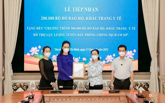 Chủ tịch HĐND TP. HCM Nguyễn Thị Lệ trao thư cám ơn Tập đoàn Vạn Thịnh Phát tại buổi lễ tiếp nhận diễn ra vào sáng ngày 17/8