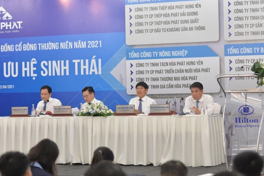 Ông Trần Đình Long (thứ 3 từ trái sang) làm chủ toạ tại Đại hội đồng cổ đông thường niên năm 2021 của CTCP Tập đoàn Hoà Phát 